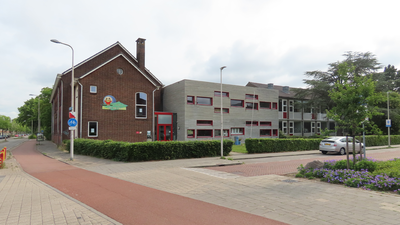912983 Gezicht op het schoolgebouw van de Katholieke Basisschool St. Jan de Doper (Rijnhuizenlaan 2) te Utrecht, vanaf ...